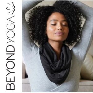 NWT Beyond Yoga Black Hidden Pocket Infinity Scarf